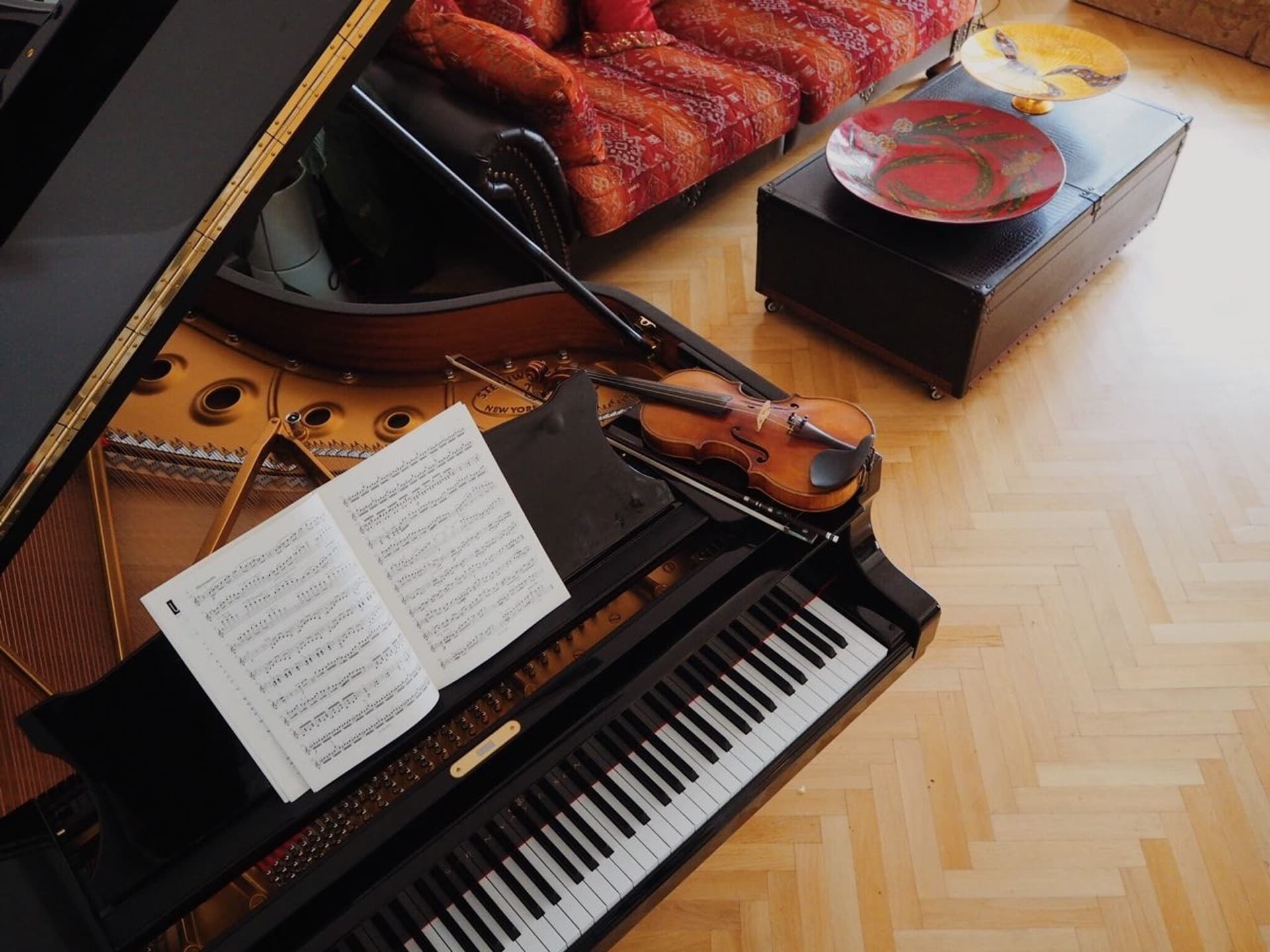 The successful composer, violinist, musical humorist, and Music Traveler co-founder Igudesman offers a room with a wonderful Steinway grand piano, where he himself often rehearses with Igudesman & Joo. Many of Igudesman's compositions originated here, and piano virtuoso Yuja Wang practices here whenever she is in Vienna.